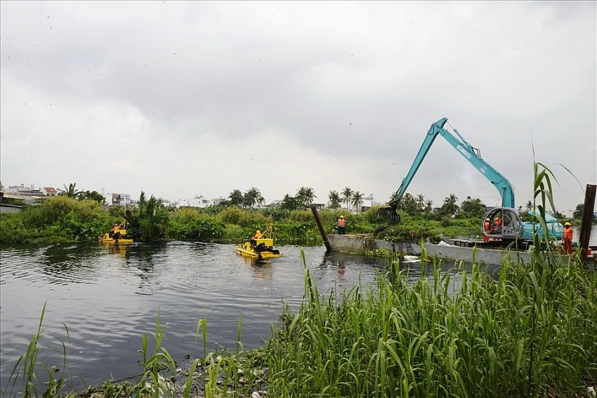 Công ty TNHH Xây dựng và khảo sát công trình Thanh Tuấn là 'nhà thầu  quen' tại Dự án dự án kênh Tham Lương – Bến Cát – rạch Nước Lên, với việc đã trúng thầu 9/10 gói xây lắp của dự án này, tổng giá trị trúng thầu xấp xỉ 6.000 tỷ đồng