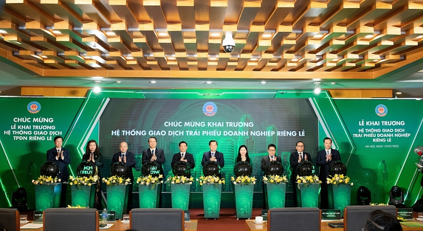Phó Thủ tướng Lê Minh Khái cùng các vị lãnh đạo đã thực hiện nghi thức khai trương hệ thống giao dịch TPDNRL, bắt đầu phiên giao dịch đầu tiên của thị trường giao dịch TPDNRL.