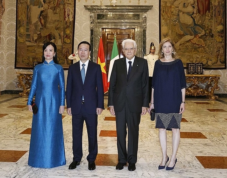Chủ tịch nước Võ Văn Thưởng và Phu nhân với Tổng thống Cộng hòa Italy Sergio Mattarella và con gái. (Ảnh: TTXVN)