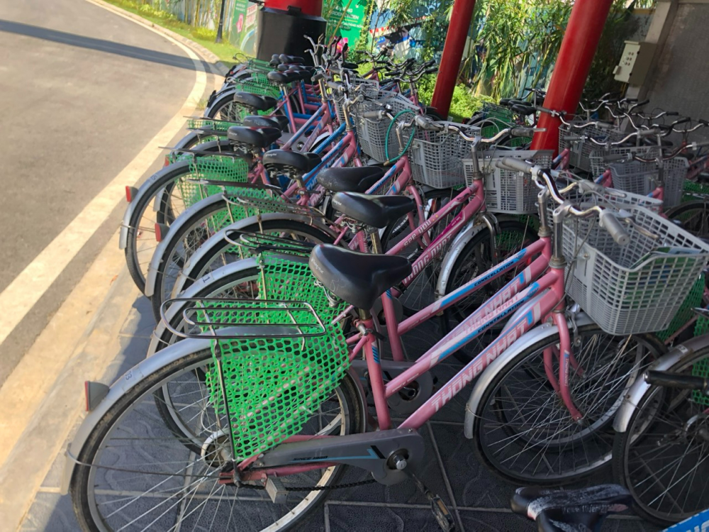 Hình ảnh hệ thống xe đạp tại Vườn Vua Resort & Villas được gia cố thêm phần che chắn để bảo đảm an toàn
