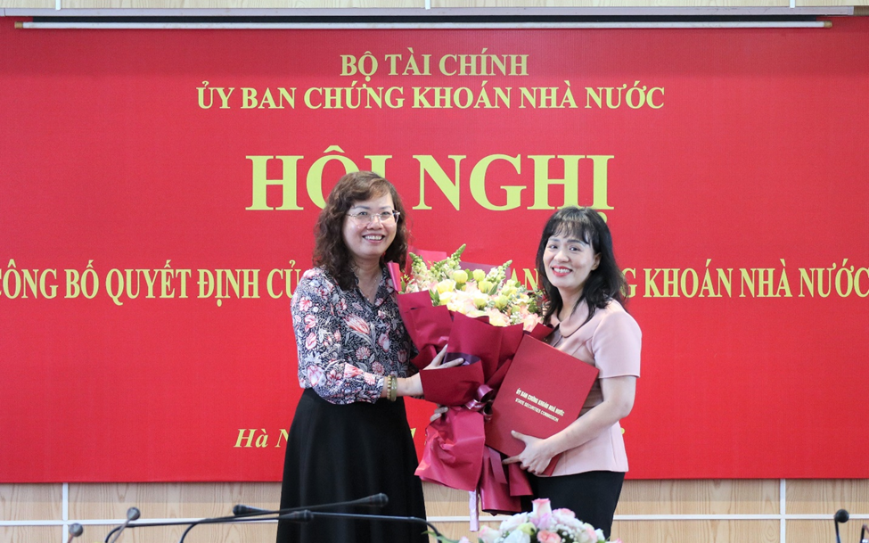 Chủ tịch Vũ Thị Chân Phương trao Quyết định cho bà Phạm Thị Thanh Hương, Phó Chánh Thanh tra phụ trách đơn vị Thanh tra UBCKNN