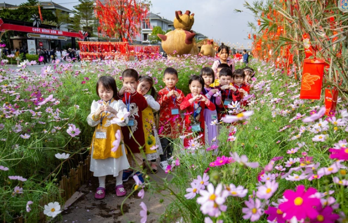 Khai mạc đường hoa Home Hanoi Xuan 2023 và hội chợ 'Happy Tết'