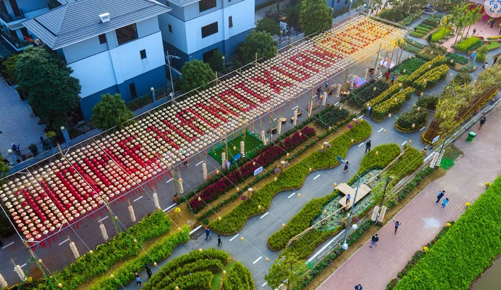 Đường hoa Home Hanoi Xuan là một trong những điểm du xuân lý tưởng bậc nhất khu vực phía Tây Hà Nội.