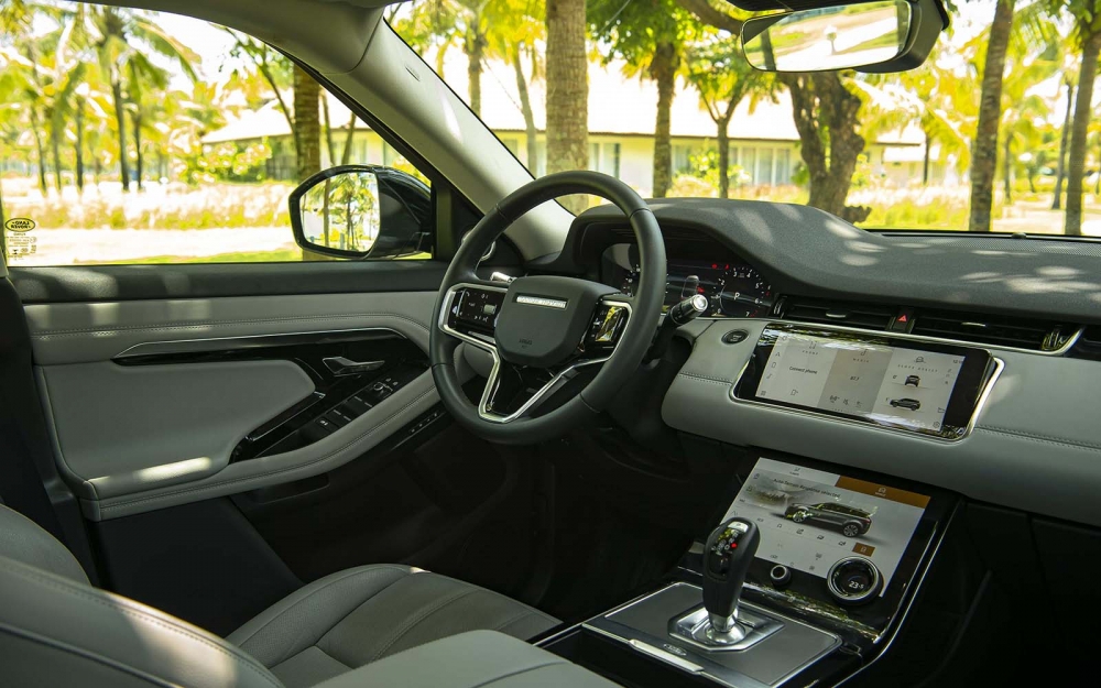 Giá xe Range Rover Evoque tháng 8/2023: Áp lực lớn với Porsche Macan