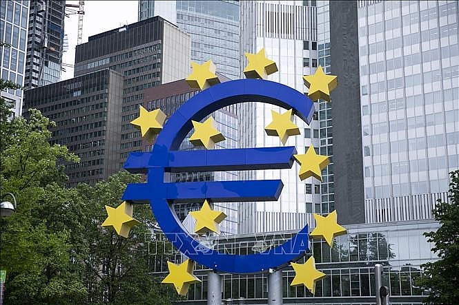 Biểu tượng đồng Euro ở phía trước trụ sở ngân hàng ECB tại Frankfurt, Đức. THX/TTXVN