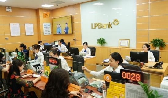 LPB: Phó Tổng Giám đốc LPBank đăng kí bán 200.000 cổ phiếu