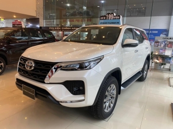 Toyota Fortuner giảm giá “sập sàn” để đua doanh số với Ford Everest