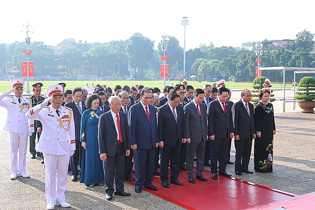 Các đồng chí lãnh đạo, nguyên lãnh đạo Đảng, Nhà nước, Ủy ban Trung ương MTTQ Việt Nam đặt vòng hoa và vào Lăng viếng Chủ tịch Hồ Chí Minh - Ảnh: VGP/Nhật Bắc