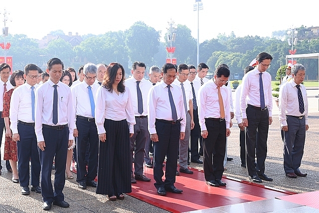 Đoàn đại biểu Bộ Ngoại giao đặt vòng hoa và vào Lăng viếng Chủ tịch Hồ Chí Minh - Ảnh: VGP/Nhật Bắc