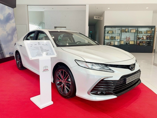 Toyota Camry 2023: Giá lăn bánh và niêm yết "Vua sedan" tháng 9/2023