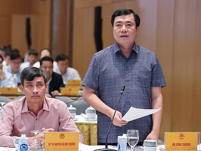 Thứ trưởng Bộ Công Thương Nguyễn Sinh Nhật Tân khẳng định, Bộ Công Thương luôn mở rộng cửa, sẵn sàng đối thoại cũng như hỗ trợ tối đa cho doanh nghiệp - Ảnh: VGP/Nhật Bắc