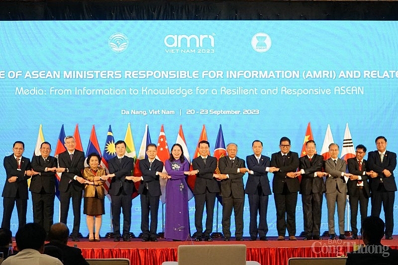 Lãnh đạo nước chủ nhà Việt Nam cùng các nhà lãnh đạo ngành truyền thông ASEAN và Ban Thư ký ASEAN