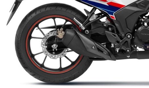 Không kém cạnh đối thủ, Honda lại ra mắt mẫu xe máy côn tay với ngoại hình “bá đạo”