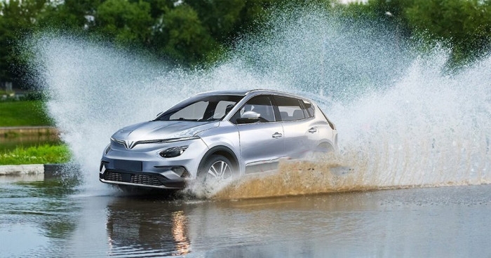 "Soi kèo" ô tô điện đi mưa: Vô tư lội nước?