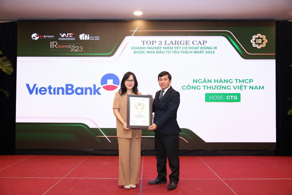 Bà Nguyễn Thị Mỹ Linh – Trưởng Ban Thư ký HĐQT & QHCĐ đại diện VietinBank lên nhận giải thưởng