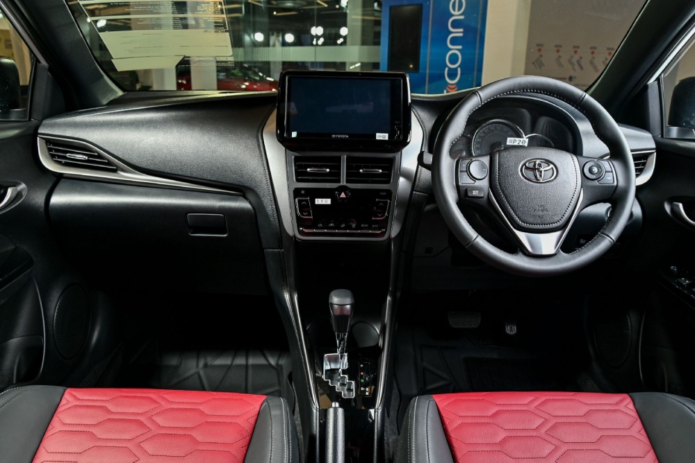 Giá xe Toyota Yaris niêm yết và lăn bánh tháng 10/2023: Lựa chọn đáng xuống tiền