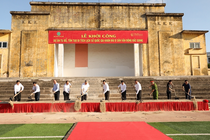 Chủ tịch nước Võ Văn Thưởng và các đại biểu thực hiện nghi thức khởi công dự án tu bổ, tôn tạo di tích lịch sử quốc gia Khán đài B sân vận động Bắc Giang
