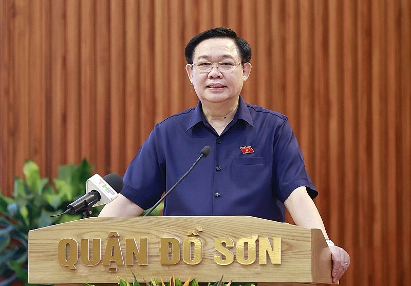 Chủ tịch Quốc hội Vương Đình Huệ phát biểu tại cuộc tiếp xúc với cử tri thành phố Hải Phòng