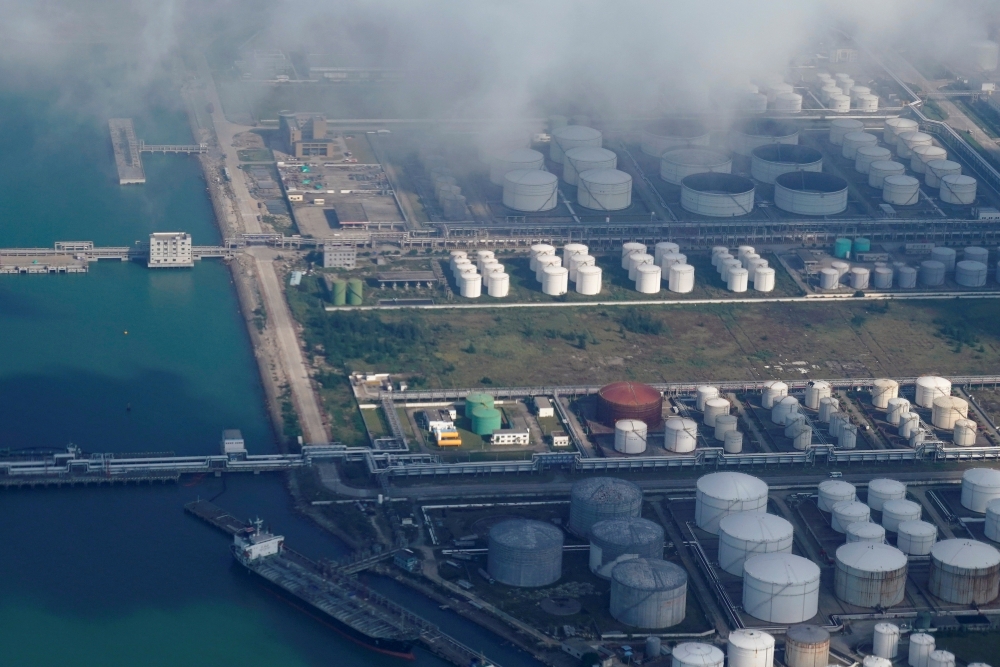 Siết hạn ngạch dầu thô, các nhà máy tư nhân Trung Quốc phải tìm nguyên liệu thay thế