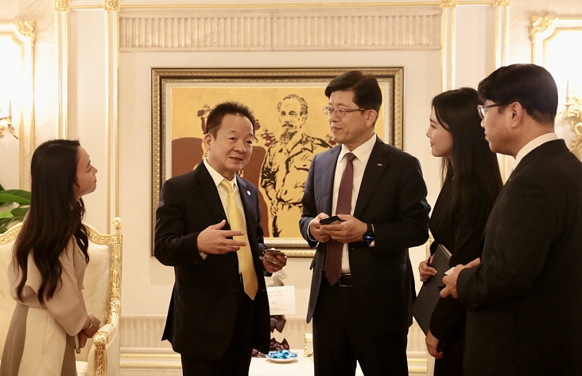 Ông Đỗ Quang Hiển, Chủ tịch UBCL Tập đoàn T&T Group trao đổi tiềm năng, cơ hội hợp tác với ông Bin Dae-in, Chủ tịch HĐQT kiêm TGĐ Tập đoàn Tài chính BNK.