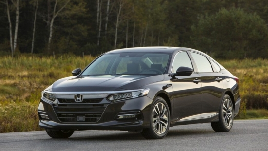 Honda Accord giảm giá lên tới 250 triệu, đưa Toyota Camry "rơi vào thế khó"