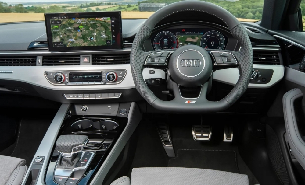 Audi A4: Đối thủ nặng ký của Mercedes C-Class, BMW 3 Series, Jaguar XE