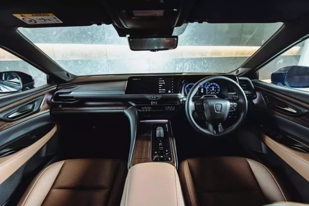 Toyota Crown Sedan 2024 chính thức được chốt giá 1,1 tỷ đồng