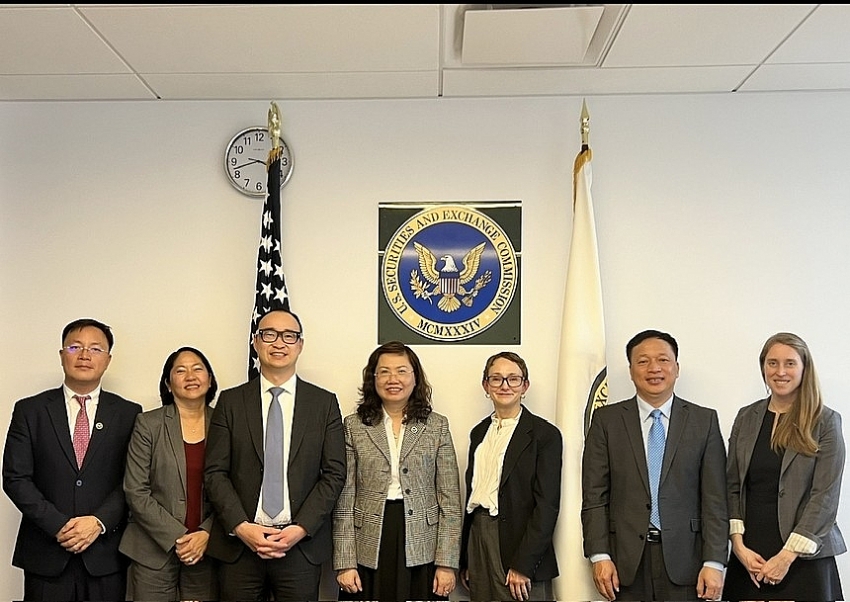 Chủ tịch UBCKNN Vũ Thị Chân Phương (thứ 4 từ trái sang) cùng đoàn công tác tại Uỷ ban Chứng khoán Hoa Kỳ.