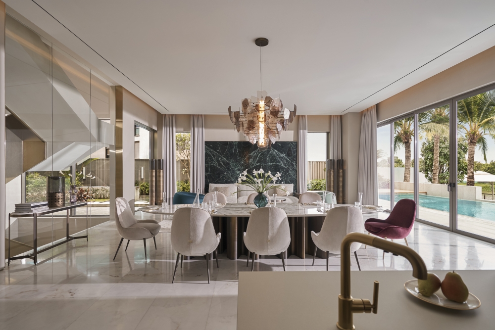 Thiết kế không gian mở kết nối phòng khách với nhà bếp, giúp gia tăng sự gắn kết trong gia đình. 