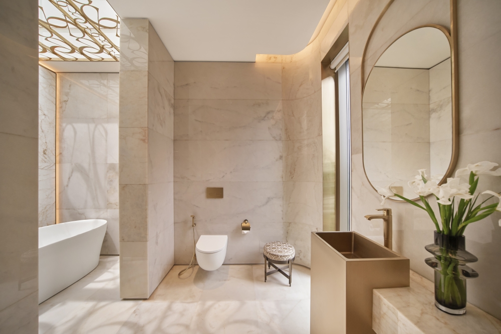Phòng tắm sang trọng với trần đón sáng được chạm khắc dấu ấn biểu tượng ELIE SAAB, toàn bộ sàn và tường đều được ốp đá cẩm thạch Bồ Đào Nha nhập khẩu. 
