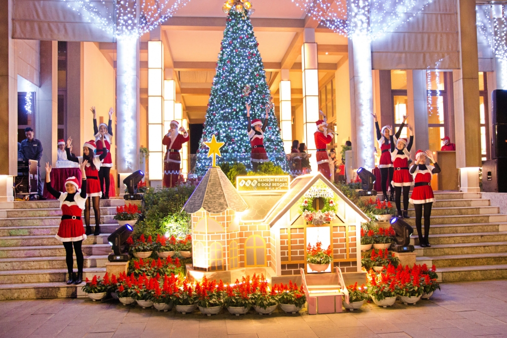Lễ thắp sáng cây thông Noel khổng lồ từ ngày 9/12 mở ra hành trình lễ hội bùng nổ với đa trải nghiệm. Ảnh: FLC Hotels & Resorts