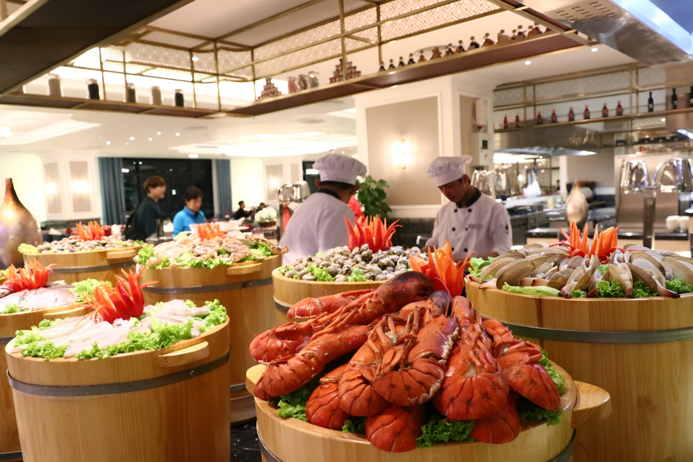 Hơn 150 món ăn với các món hải sản tươi rói, những tinh hoa ẩm thực đặc sắc cùng các món ăn dành riêng cho dịp lễ Giáng sinh. Ảnh: FLC Hotels & Resorts