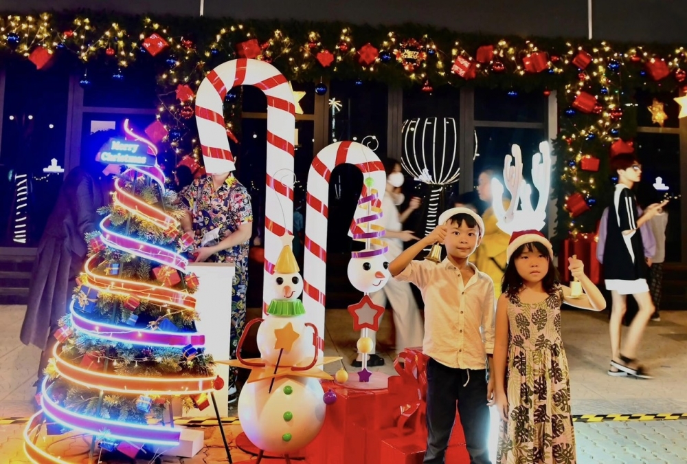 Người trẻ ‘lên đồ’ xuống phố đón Giáng sinh ở Đức Hòa - Long An