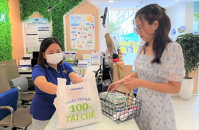 Vinamilk sử dụng các túi mua hàng được làm từ 100% nhựa tái chế tại các cửa hàng Giấc mơ sữa Việt - Ảnh: VGP/PD