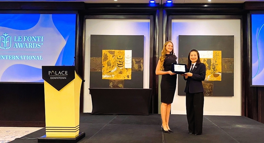 Đại diện Tập đoàn TH thay mặt AHLĐ Thái Hương nhận giải thưởng Nhà lãnh đạo phát triển bền vững toàn cầu từ BTC Le Fonti Awards