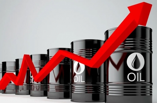 Giá xăng dầu trong nước đồng loạt tăng gần 1.000 đồng/lít
