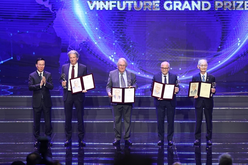 Chủ tịch nước Võ Văn Thưởng  trao giải thưởng Chính VinFuture trị giá 3 triệu đô cho 4 chủ nhân giải thưởng