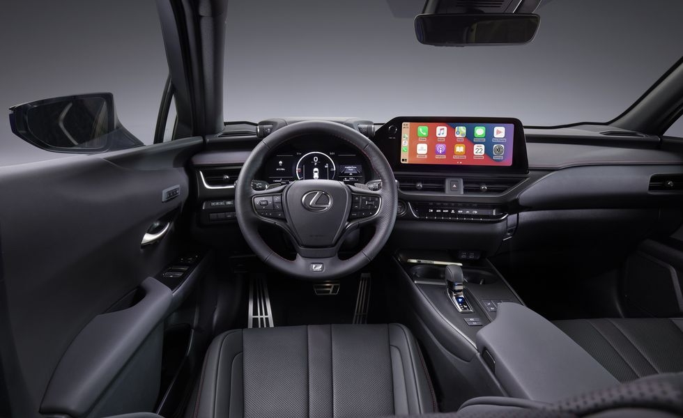 Lexus UX300h 2025 sử dụng hệ truyền động hybrid nâng cấp với công suất 196 mã lực