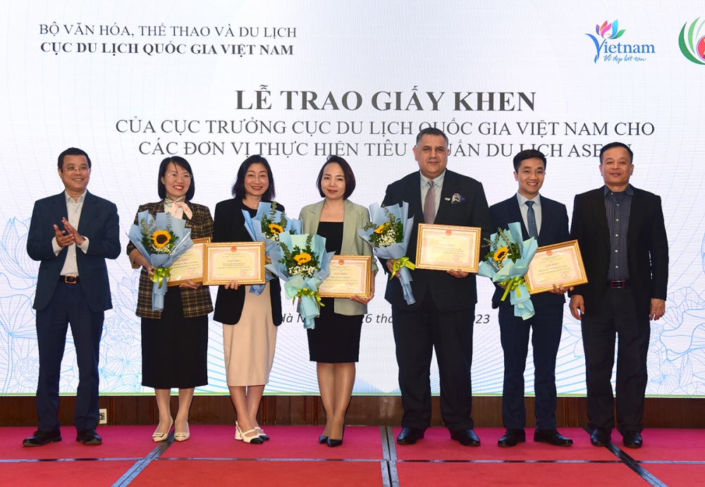 3 quần thể khách sạn nghỉ dưỡng FLC đáp ứng Tiêu chuẩn Địa điểm tổ chức MICE ASEAN nhận Giấy khen của Cục trưởng Cục Du lịch Quốc gia Việt Nam. Ảnh: TITC, FLC Hotels & Resorts