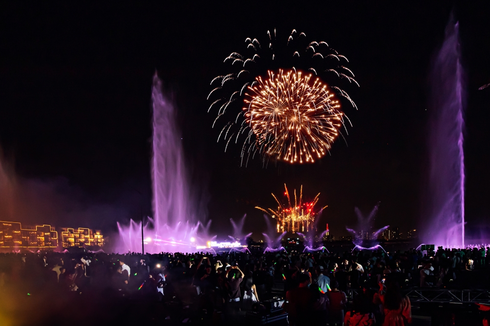 Hơn 50.000 người dân TP.HCM được trải nghiệm đại tiệc pháo hoa kết hợp nhạc nước ngoạn mục