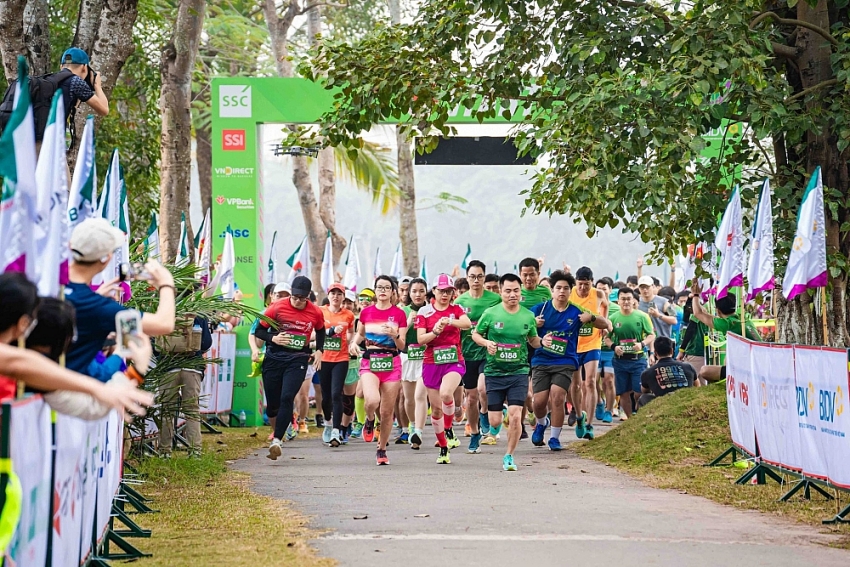 Là giải chạy đầu tiên được tổ chức trong năm 2024, các vận động viên tham gia giải đều rất hào hứng. Từ 5h sáng, đường đua ngập sắc xanh ở công viên sinh thái Hồ Thiên Nga nhộn nhịp đón gần 1.300 vận động viên ở mọi lứa tuổi tập trung, khởi động. 