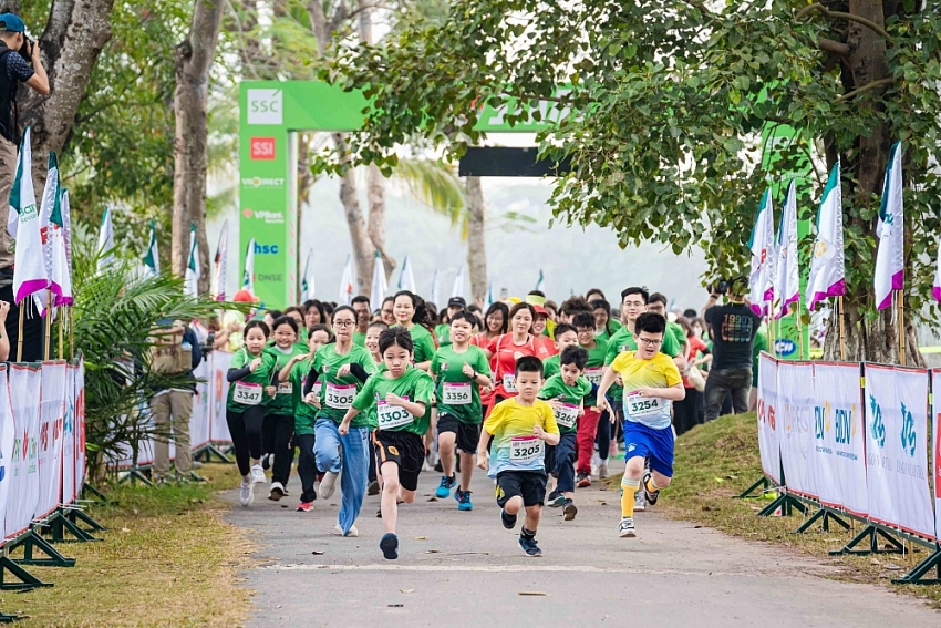 Rất nhiều em nhỏ cùng gia đình hào hứng tham gia giải chạy 