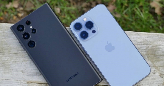 Samsung Galaxy S22 Ultra và iPhone 13 Pro Max đồng loạt "trượt giá": Đâu là "cỗ máy" chân ái?