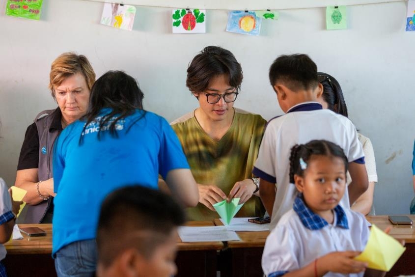 Hà Anh Tuấn và đại diện UNICEF Việt Nam tham gia hoạt động cùng các học sinh trường tiểu học Long Phú C. Ảnh: UNICEF Việt Nam