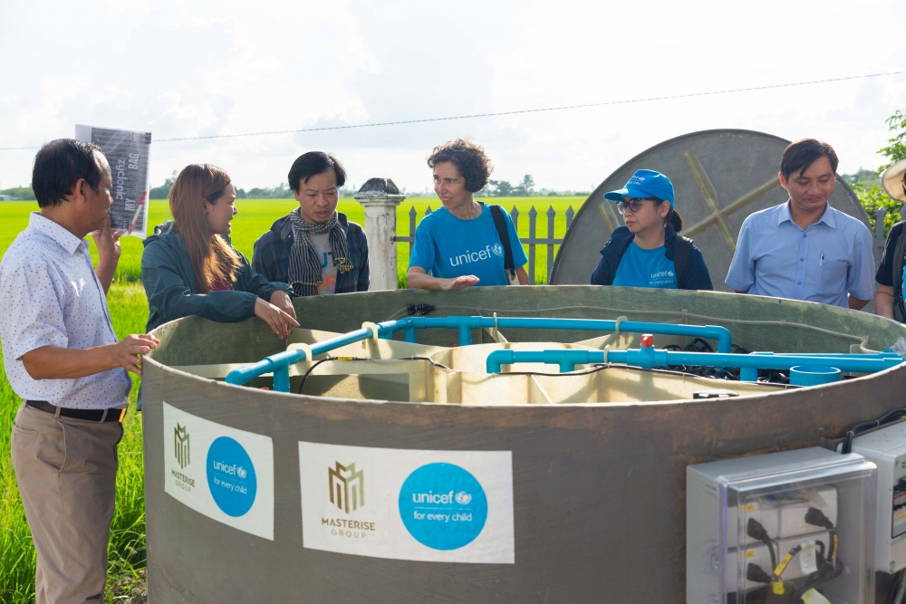 Đại diện UNICEF và các đối tác tại địa phương trong quá trình lắp đặt nhà vệ sinh không phát thải. Ảnh: UNICEF Việt Nam
