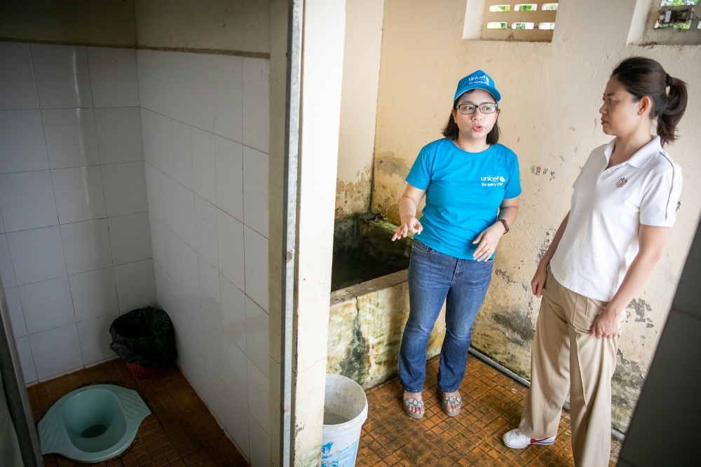 Đại diện UNICEF và Masterise khảo sát tình hình nhà vệ sinh tại các trường học tỉnh Sóc Trăng.