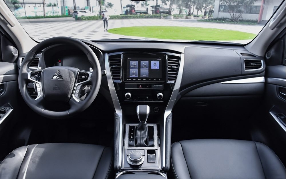 Mitsubishi Pajero Sport nhận ưu đãi kép, giá cực hời: Hyundai Santa Fe "lo sốt vó"