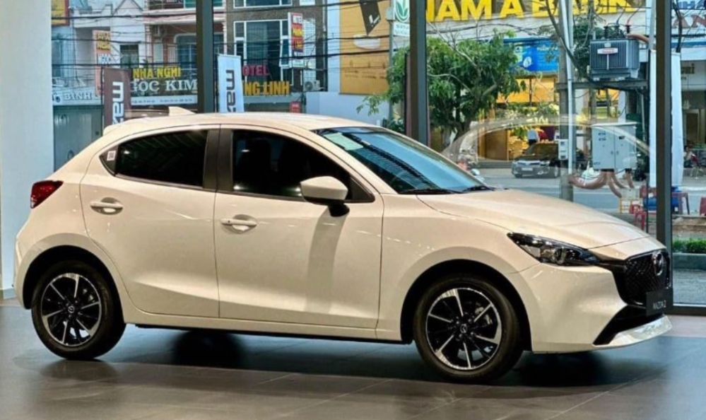 Mazda 2 ra mắt biến thể mới với giá hơn 500 triệu: Toyota Vios liệu có "thất sủng"?
