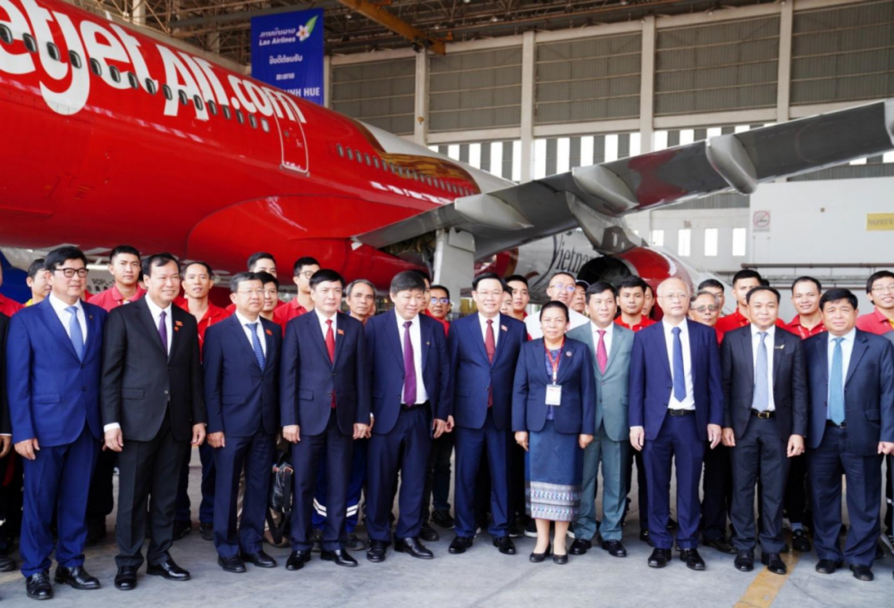 Chủ tịch Quốc hội Vương Đình Huệ thăm Trung tâm kỹ thuật bảo dưỡng tàu bay, hợp tác giữa Vietjet và Lao Airlines tại Viêng Chăn (Lào) - ảnh: TL