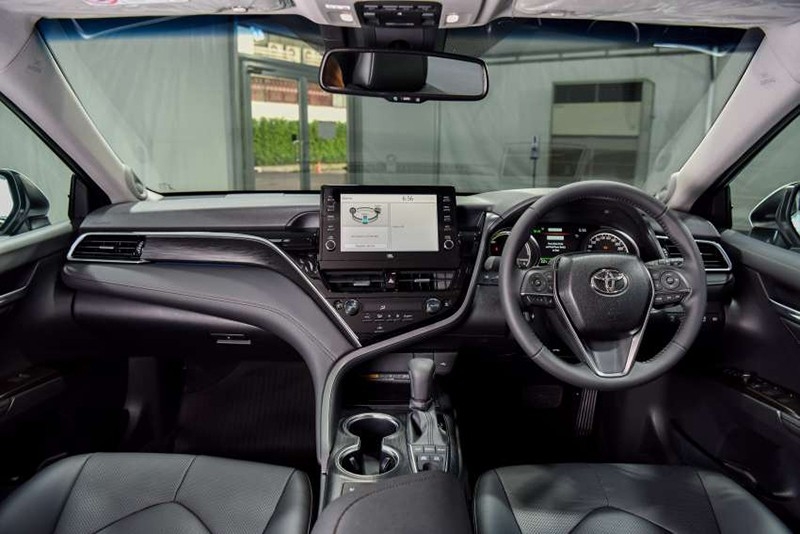 Giá niêm yết và lăn bánh xe Toyota Camry tháng 2/2024: Xe sang, giá mềm